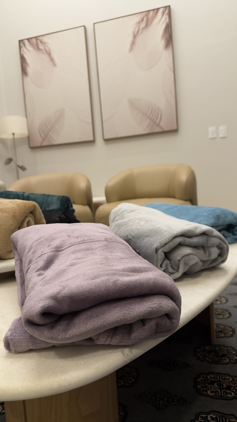 Mantas Pele de Ganso Premium dobradas em ambiente interno